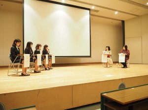（左より）4人の学生、北本学科長、坂口先生