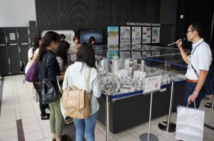 ヒカリエ11階で模型を前に渋谷駅周辺整備事業について説明を伺う