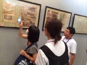 終戦当時の中国の新聞展を見学する二人
