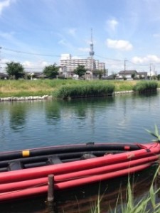 JR平井駅に集合し、旧中川にある船着場へ。写真手前がEボート、遠くにスカイツリーが！