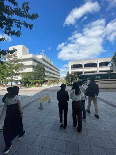 現代教養学科20周年記念プロジェクトで、卒業生の先輩たちとキャンパス散策と打ち合わせを行いました