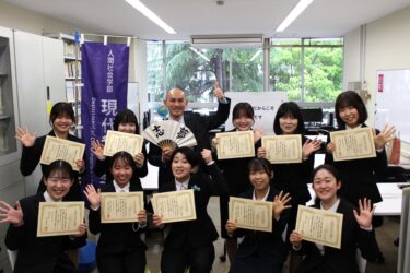 成績優秀者奨学金と人見記念奨学金を受賞された学生たち、BRAVO！