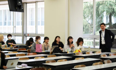 授業紹介【広告文化論】広告主のみを会員とする日本アドバタイザーズ協会の中島聡専務理事が、「広告コミュニケーションの現状と課題」について特別講義