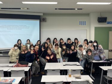 授業紹介【現代社会論】「在日アジア人が日本で感じる差別」について議論を展開