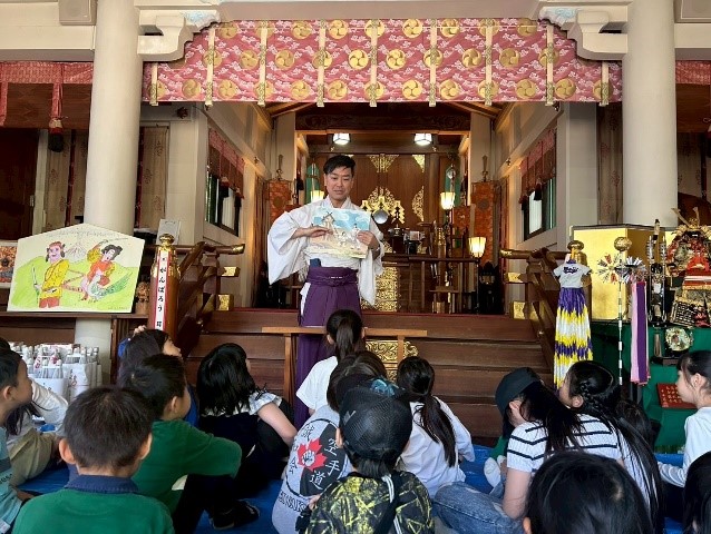 子どもたちに紙芝居を読む写真