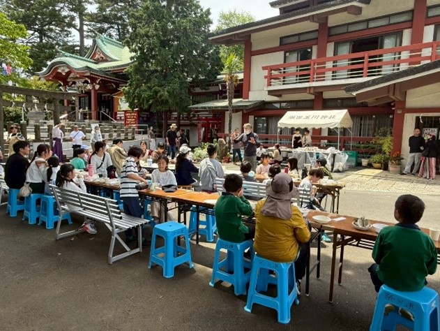 生田先生のお話を聞きながら魚介を試食している写真