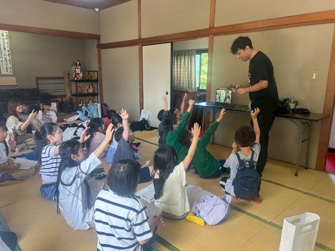 西野先生の話を熱心に聞く子どもたちの写真