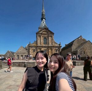 海外旅行が趣味で、今でも大学時代の友人と旅行に行きます。 こちらは昨年の夏のパリ旅行です。左が梅津さん、同級生の山上さんと