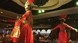 新疆の伝統的なダンスのパフォーマンス