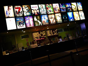 隣の駅にある大きな映画館