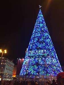 年越しに人が集まるPuerta de Sol のクリスマスツリー
