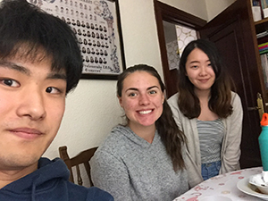 ホームステイ先で一緒に生活するアメリカ人と日本人のルームメイト