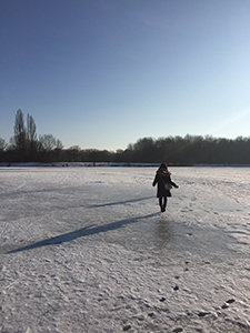 凍った湖の上を歩く