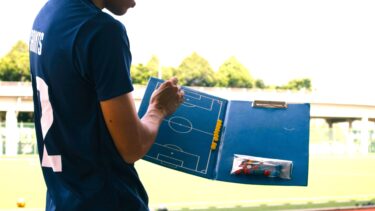 【論文掲載】村山教授のＪリーグアカデミーコーチのメンタルヘルスに関する共同研究が「スポーツ産業学研究」に掲載