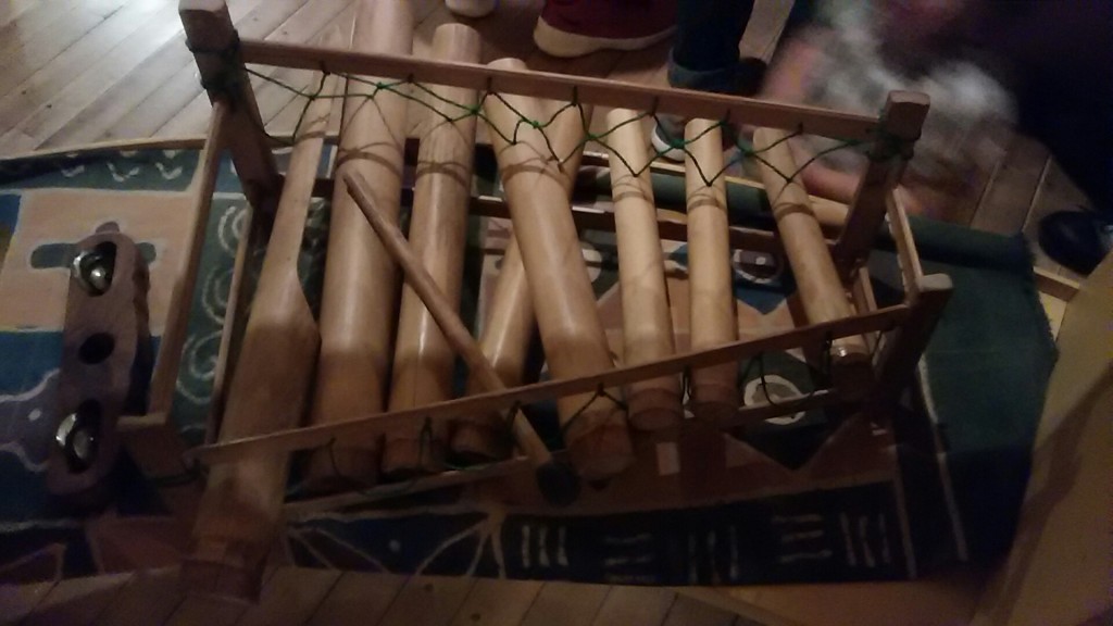 ④　民族楽器：竹でできた木琴。よく響く。
